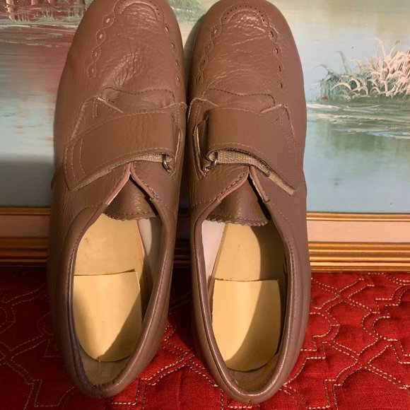 P W Minor Women's Shoes Extra Depth Taupe Tan Straps Size 9D Wide - Picture 5 of 13